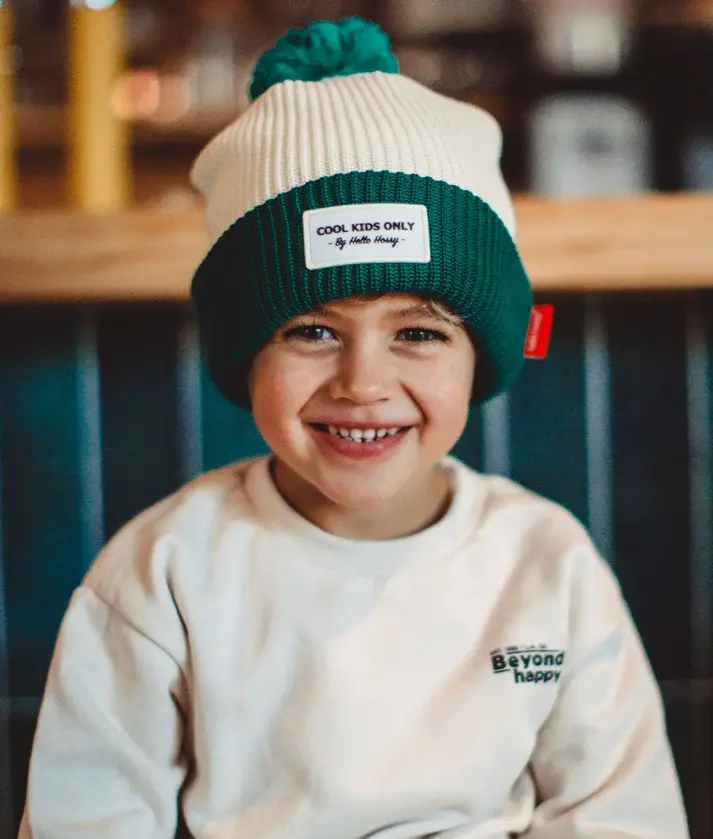 bonnet-enfants-bebes-avec-pompon-eco-responsable-creme-vert-hello-hossy.webp
