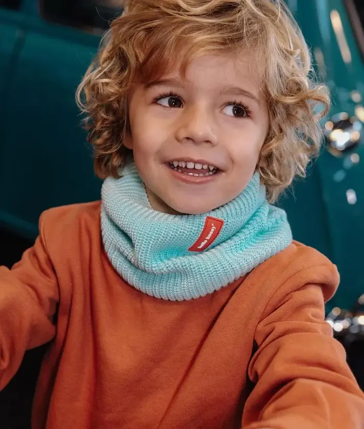 hello-hossy-cocoon-candy-snood-lifestyle.webp